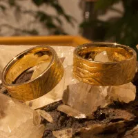 Gelbgoldringe mit Faltenstruktur