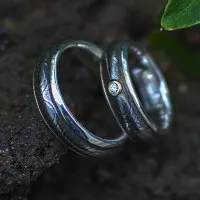 Eheringe Augendamast mit Silberauskleidung und Brillant im Damenring