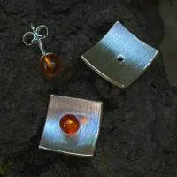 Bernsteinkugel auf quadratischer Silberschale