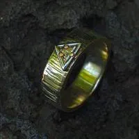Grüngoldring mit Diamant