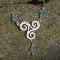 Triscele Aquamarine & Perlen