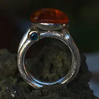 Ring mit Bernstein und blaugrünem Turmalin