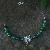 Silberelfe in grünem Glasperlen-Collier