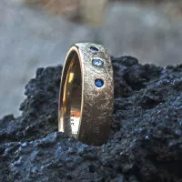 Ring mit zwei Saphiren und einem Brillanten