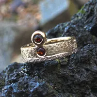 Goldring mit zwei Granaten