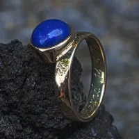 Lapislazuli-Cabouchon an Goldring