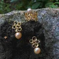 Kreise und Plättchen in Gold mit Perle