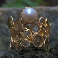 Kreise und Plättchen in Gold mit Perle