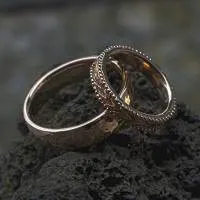 Eheringe mit Blättern und Kugeln