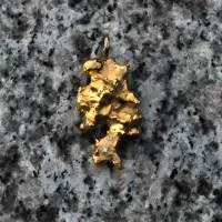 Anhänger in Nuggetform mit zwei Brillanten