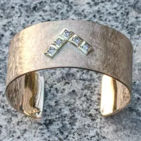 Armspange mit Steinen