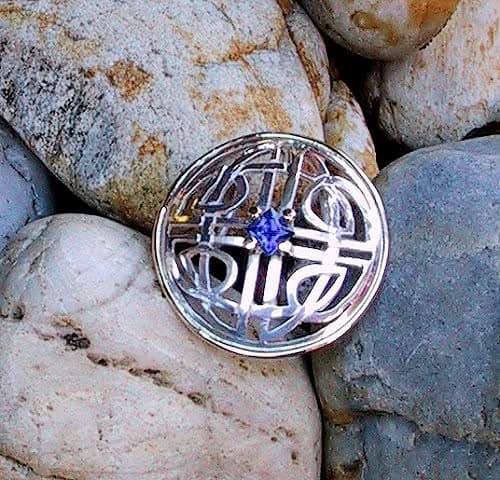 keltischer Knoten mit Saphir
