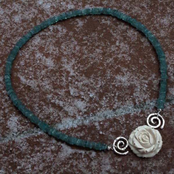 Apatitkette mit Mammutelfenbeinrose