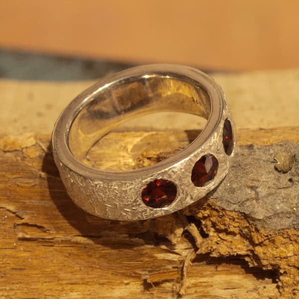 Granatring aus Silber