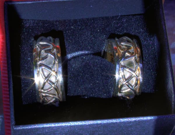 Ringe aus Bronze mit aufgesetztem Flechtband