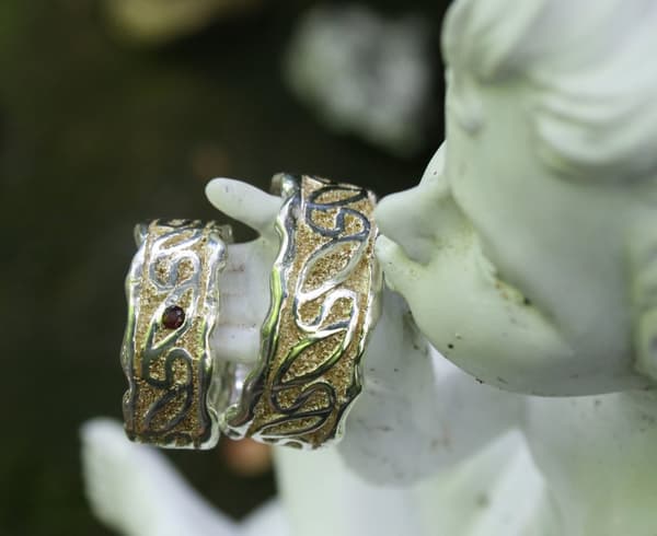 Silberringe Flechtband mit Goldstaub und Schmorrand