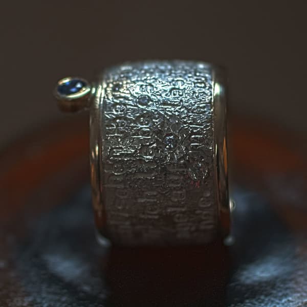 Ring mit Engelgebet und Steinen Silber und Gold