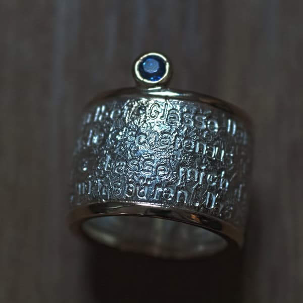 Ring mit Engelgebet und Steinen Silber und Gold