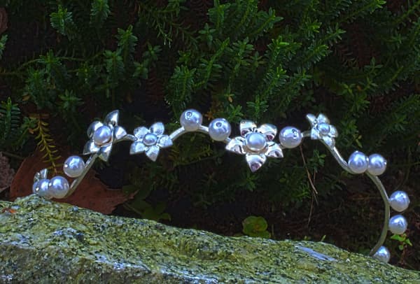 Haarreif / Diadem mit ziselierten Blumen in Silber und Süßwasserzuchtperlen