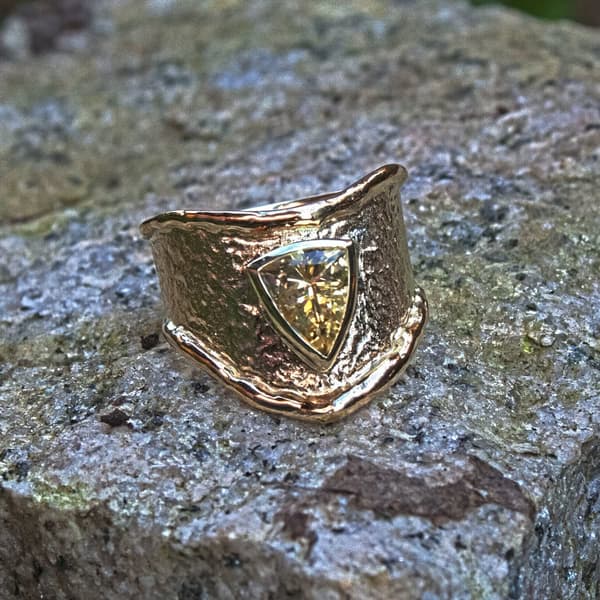Gelbgoldring mit gelbem Saphir