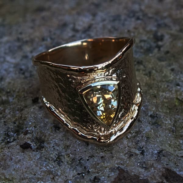 Gelbgoldring mit gelbem Saphir