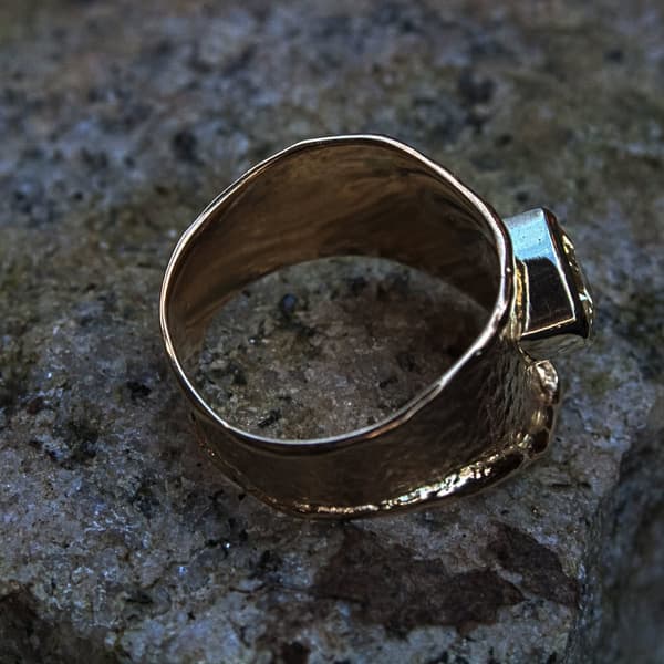 Gelbgoldring mit gelbem Saphir
