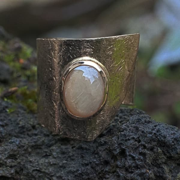 goldener Wickelring mit Saphir
