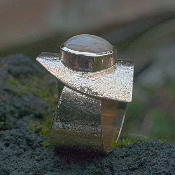 goldener Wickelring mit Saphir