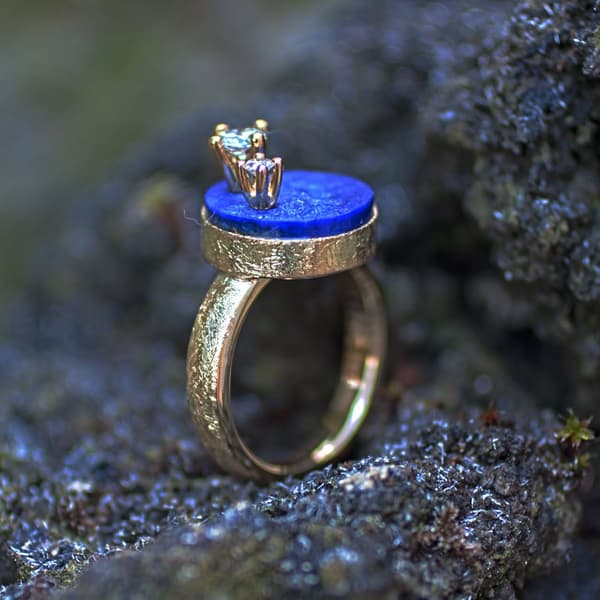 Goldring mit Lapilazuli und Brillanten