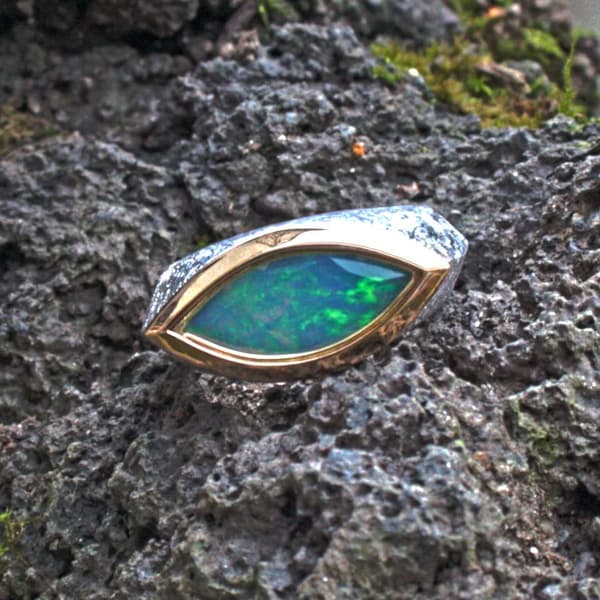 Silberring mit Opal in Golfassung