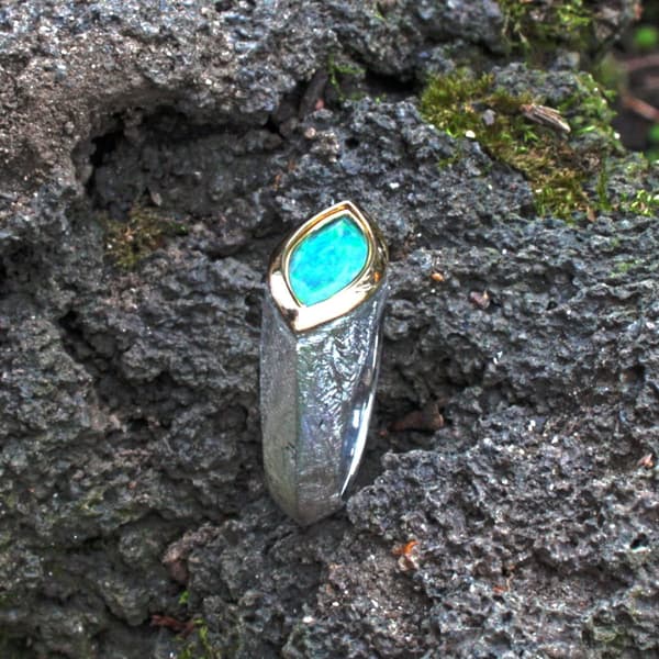 Silberring mit Opal in Golfassung