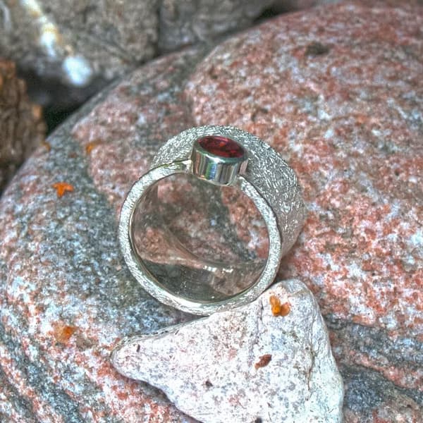 konkaver Silberring mit Granat