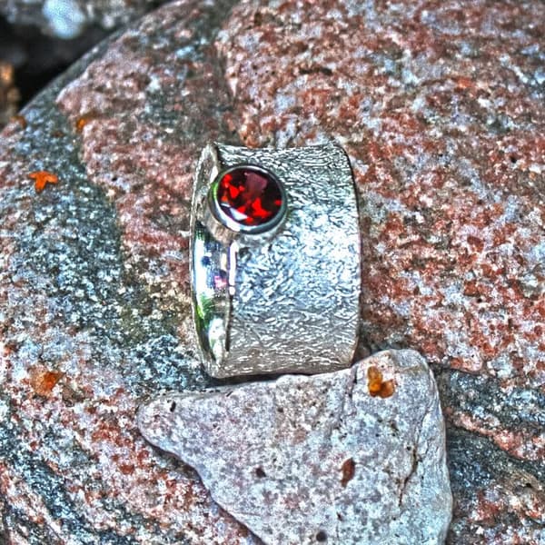 konkaver Silberring mit Granat