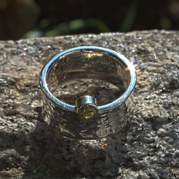 Hammerschlag konkav mit Peridot