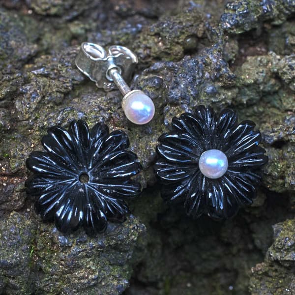 Ohrstecker Onyxblüte mit Perle