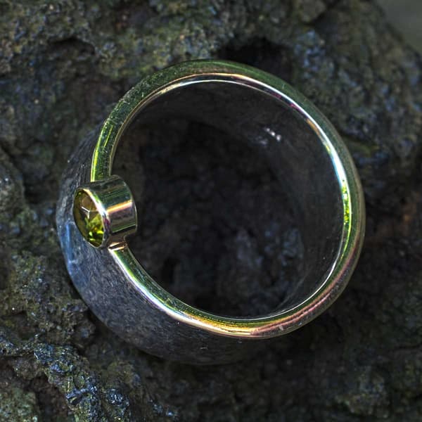 Hammerschlag konkav mit Peridot