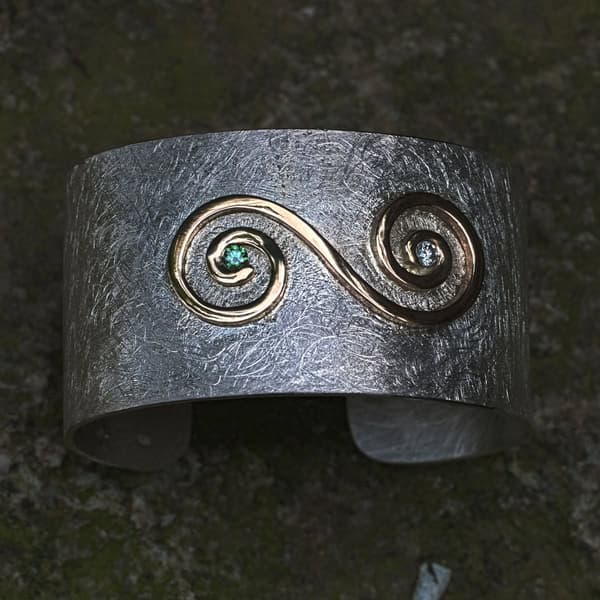 Armspange Doppelspirale aus Gold und Silber mit zwei Brillanten