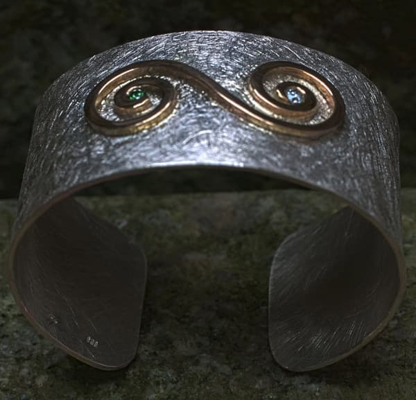 Armspange Doppelspirale aus Gold und Silber mit zwei Brillanten