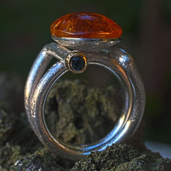Ring mit Bernstein und blaugrünem Turmalin