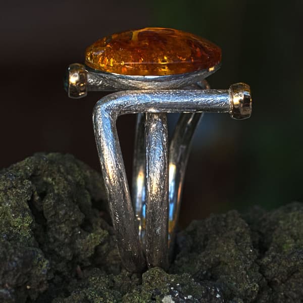 Ring mit Bernstein und blaugrünem Turmalin