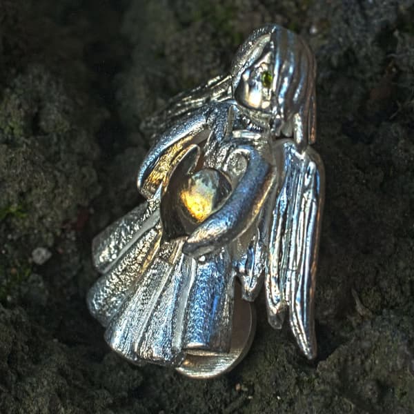 Schutzengel mit goldenem Herz