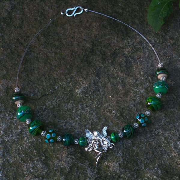 Silberelfe in grünem Glasperlen-Collier