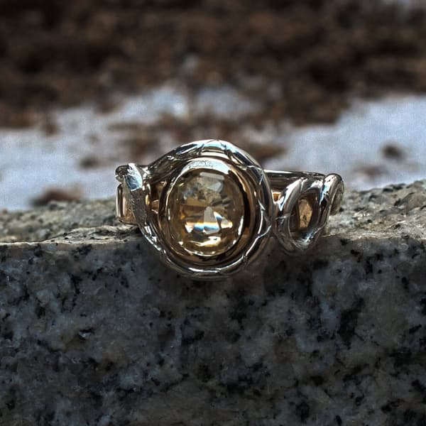 gelber Saphirring mit Silberring Schlange