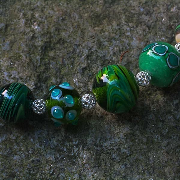 Collier mit grünen Glasperlen und Silberfee