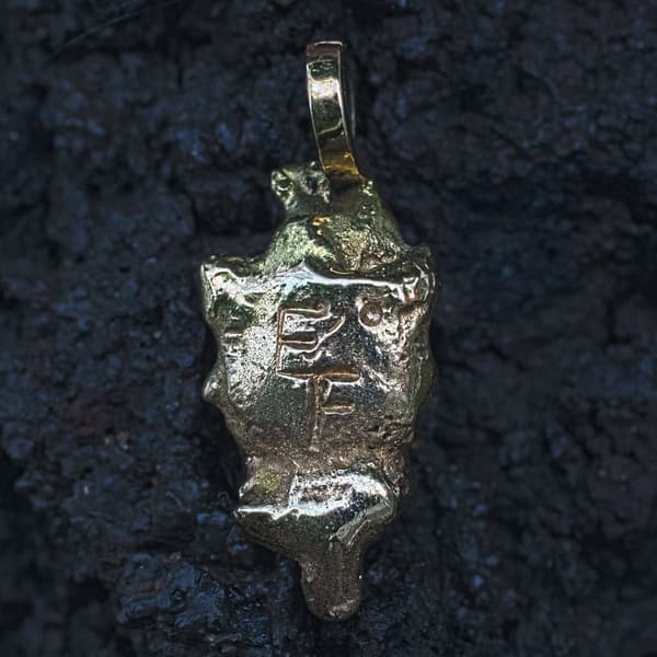 Goldnugget mit Initialen