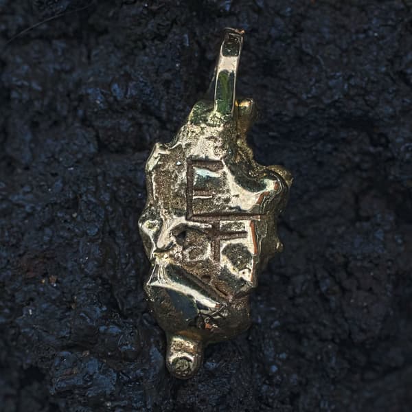 Goldnugget mit Initialen
