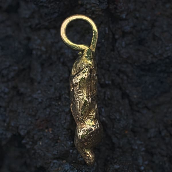 Goldnugget mit Initialen