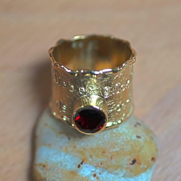 Goldring mit Granat