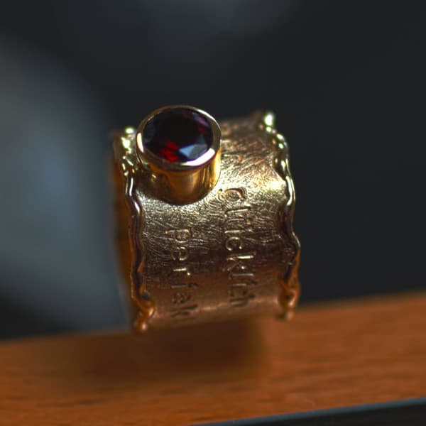 Goldring mit Granat