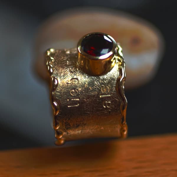 Goldring mit Granat